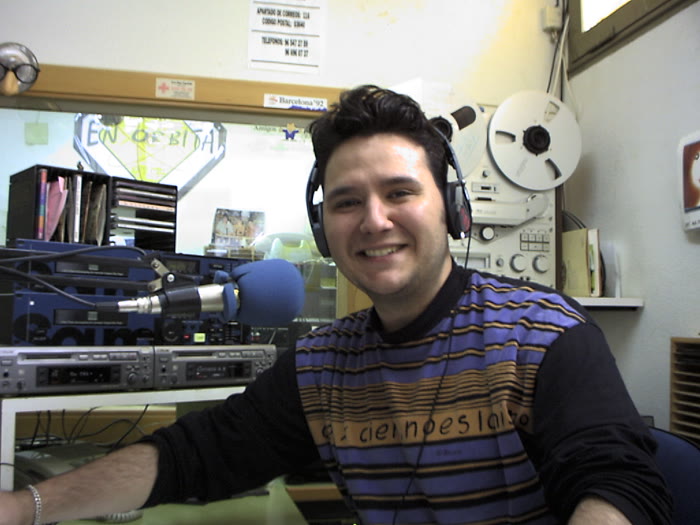 Álvaro Fenoll en la cabina de radio en sus comienzos